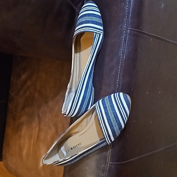 Lucky Brand Flats Size 7.5M in Like new condition tiny bit of wear on the bottom - Picture 2 of 2